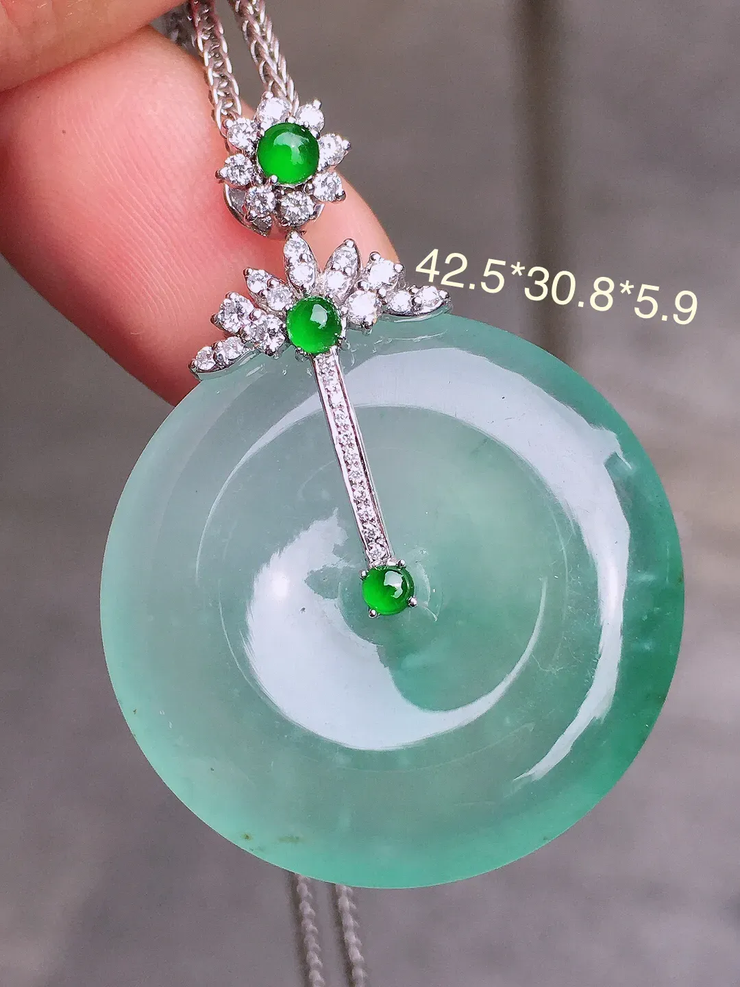 冰种平安扣吊坠，色泽均匀艳丽，玉质细腻，荧光感超
强，饱满水润，气质满满。18k
金豪华镶嵌