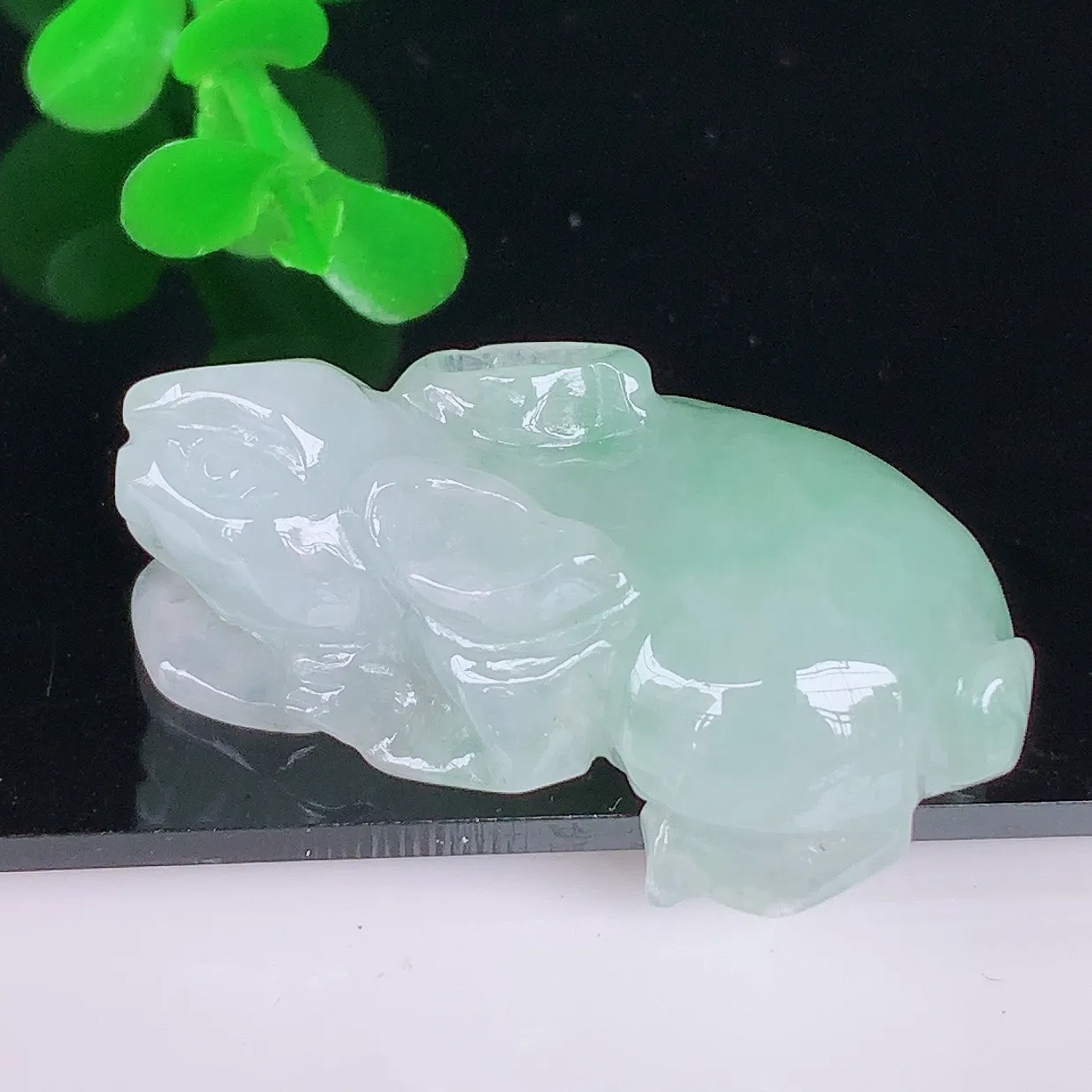 自然光实拍 冰润冰糯种飘绿翡翠生肖兔子吊坠，种老水足，翠色灵动，寓意美好，佩戴时尚出众！#41.1