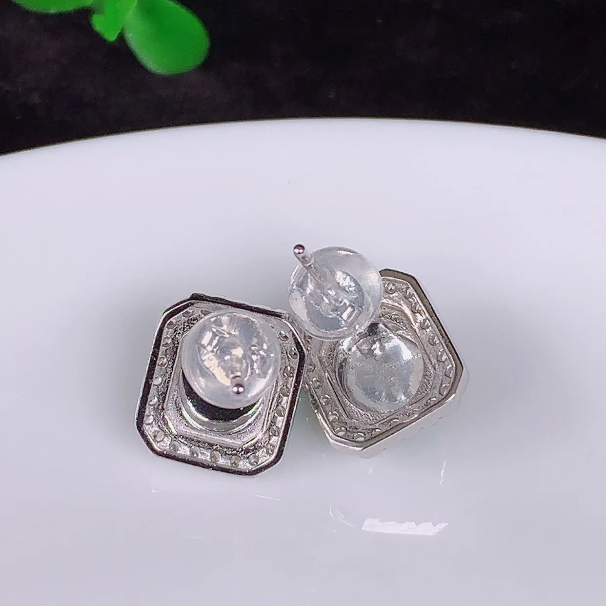 冰透满绿翡翠925银镶嵌蛋面耳钉，自然光实拍，翠色灵动，颜色漂亮，种老水足，品相佳，佩戴佳品！#97.1整体10.5*9.5*16裸石7.6*6.5