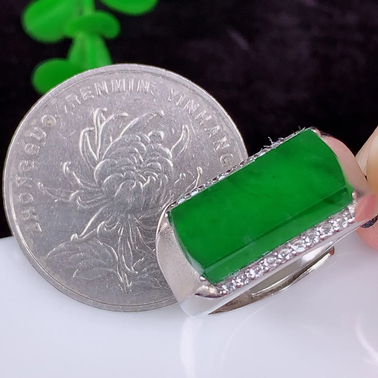 冰透满绿翡翠925银镶嵌马鞍戒指，自然光实拍，翠色灵动，颜色漂亮，种老水足，品相佳，佩戴佳品！#97.1内径18*圈口16*整体24.5*5裸石15.8*7.5（圈口可调大小）