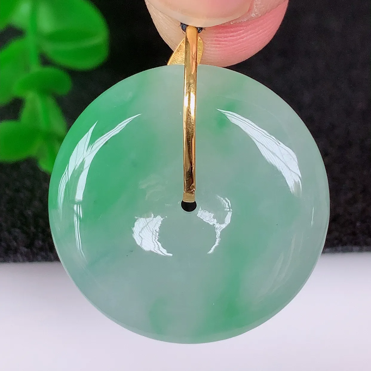 自然光实拍，18K金镶嵌水润冰种飘绿翡翠平安扣吊坠，翡翠平安扣，冰润光泽，寓意平平安安，平安扣佩戴时尚漂亮！#1.1整体28*24.5*6.5裸石24.5*24.5