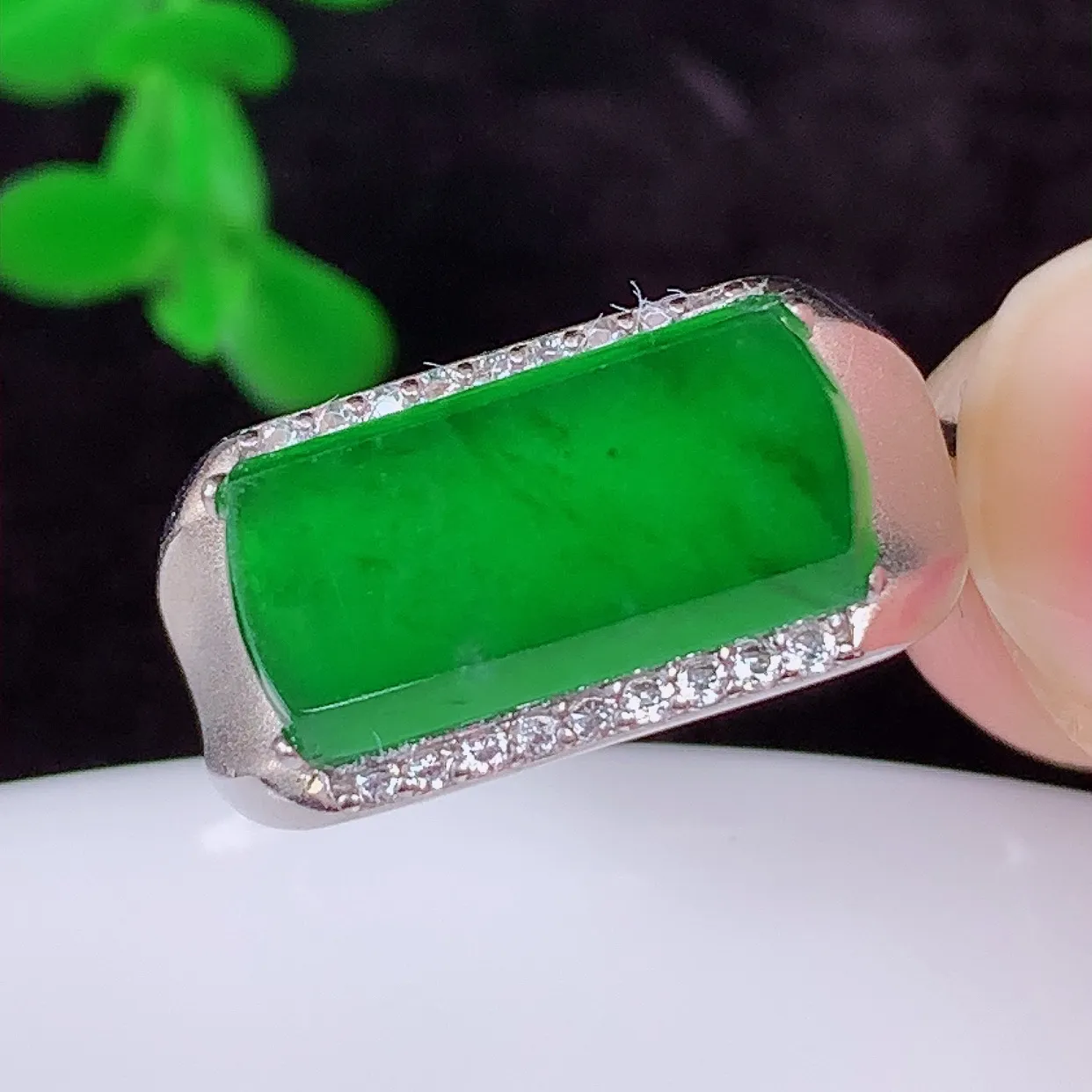 冰透满绿翡翠925银镶嵌马鞍戒指，自然光实拍，翠色灵动，颜色漂亮，种老水足，品相佳，佩戴佳品！#97.1内径18*圈口16*整体24.5*5裸石15.8*7.5（圈口可调大小）