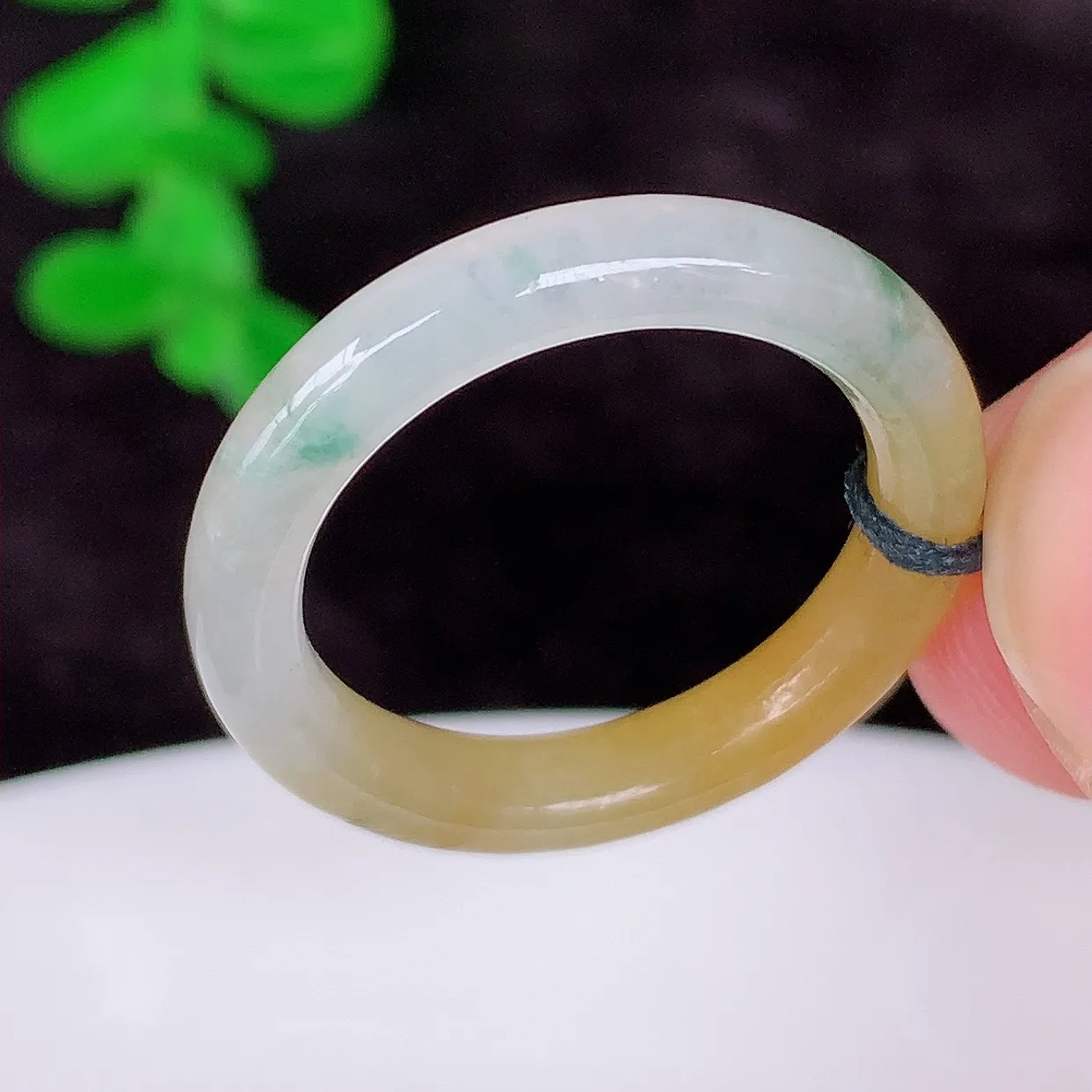 自然光实拍 冰润冰种黄翡18mm内径翡翠指环，玉戒指，玉质莹润，好精美好冰润的指环，15圈口，上手纤巧！#1.1