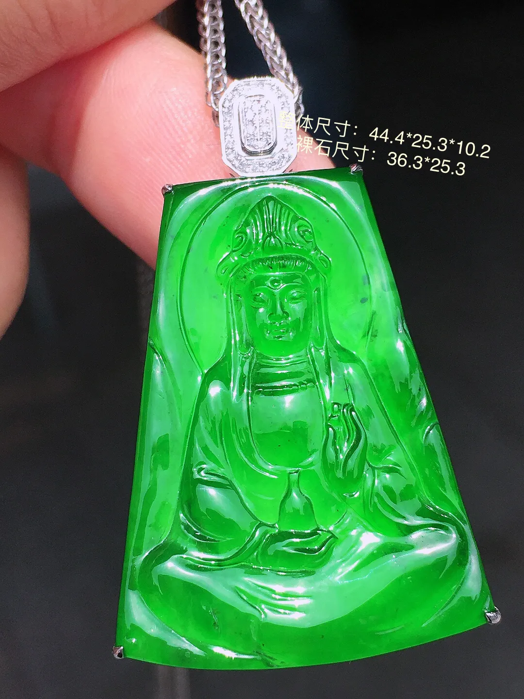 阳绿观音吊坠，色泽均匀艳丽，玉质细腻，荧光感超
强，饱满水润，气质满满。18k
金豪华镶嵌