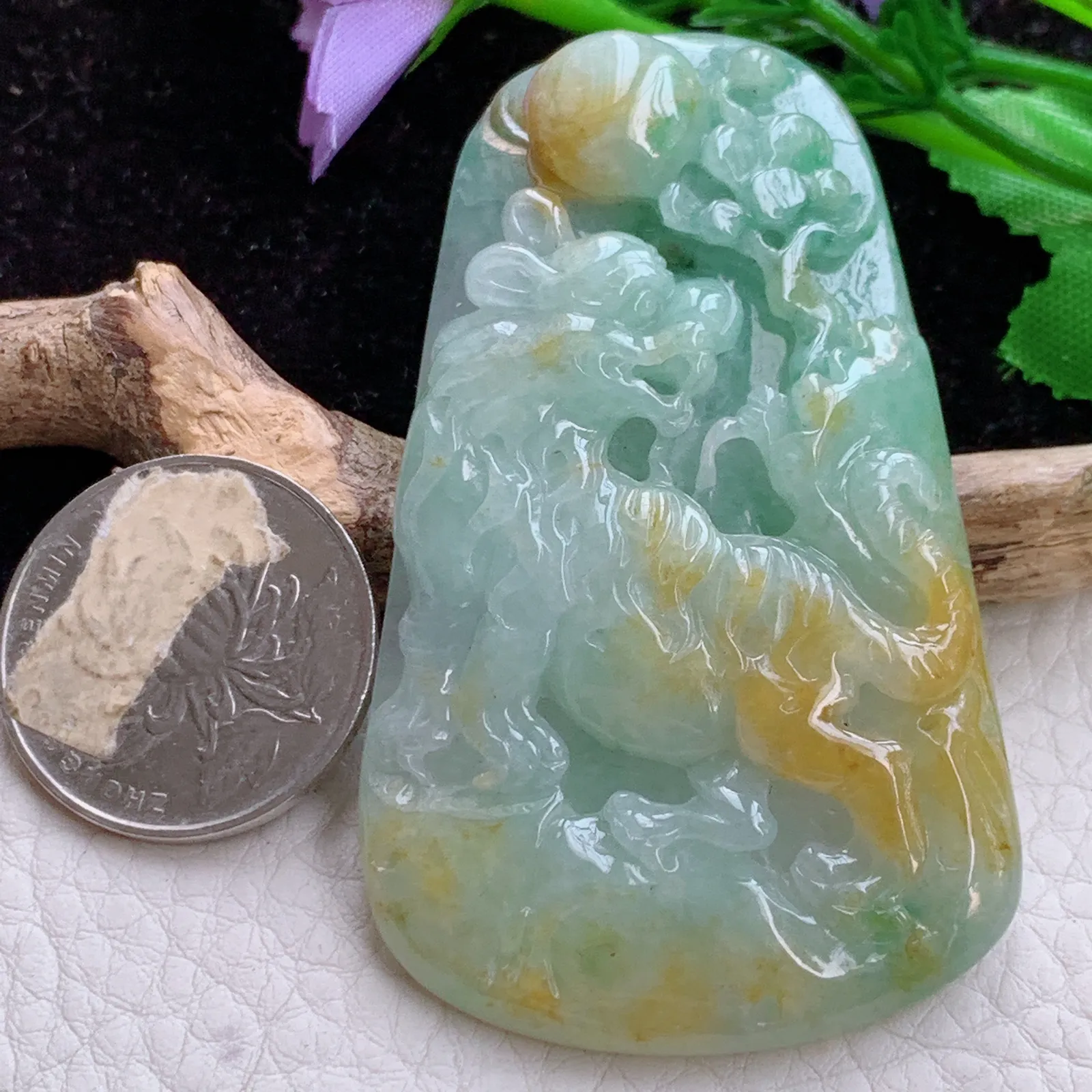 Zen实拍66.6*40*10.2缅甸翡翠精雕三彩老虎玉吊坠 生肖虎上山虎