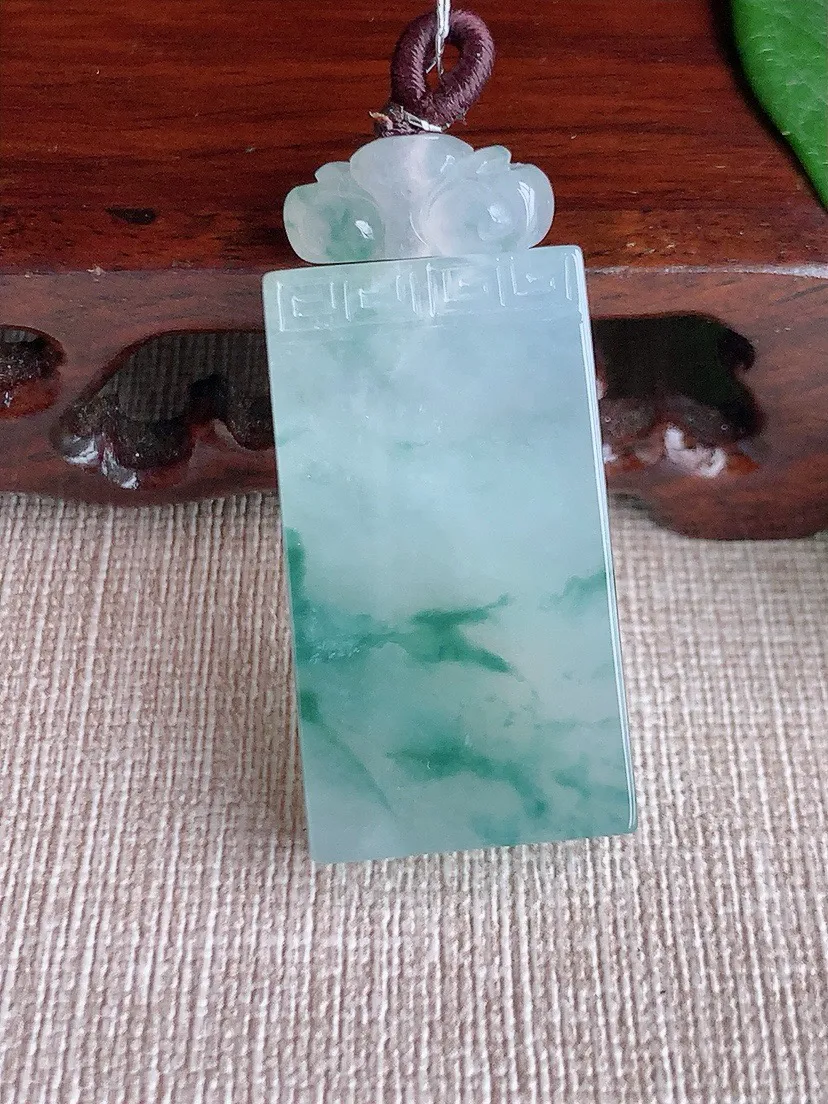 a货翡翠老坑冰种飘花无事牌吊坠 尺寸34.7×19.4×6mm 重量15.70g 0603
