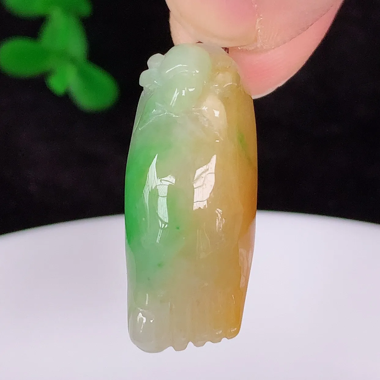 自然光实拍，冰润冰糯种双彩黄加绿翡翠知足常乐吊坠，种老水足，翠色灵动，寓意美好，佩戴时尚出众！#87