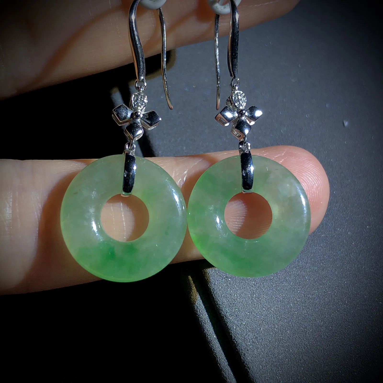 绿花甜甜圈平安扣子。
裸石约17-3mm，
18K金，南非钻