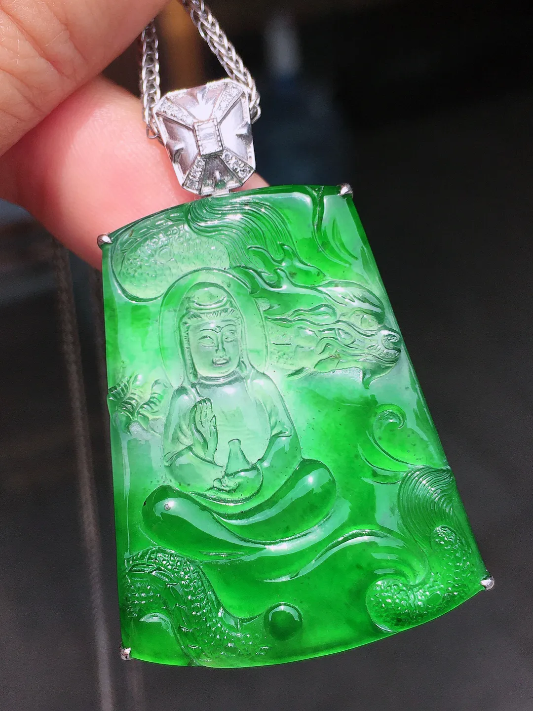飘绿【神龙护主，观音】吊坠，色泽艳丽，玉质细腻，荧光感超
强，饱满水润，气质满满。18k
金豪华镶嵌