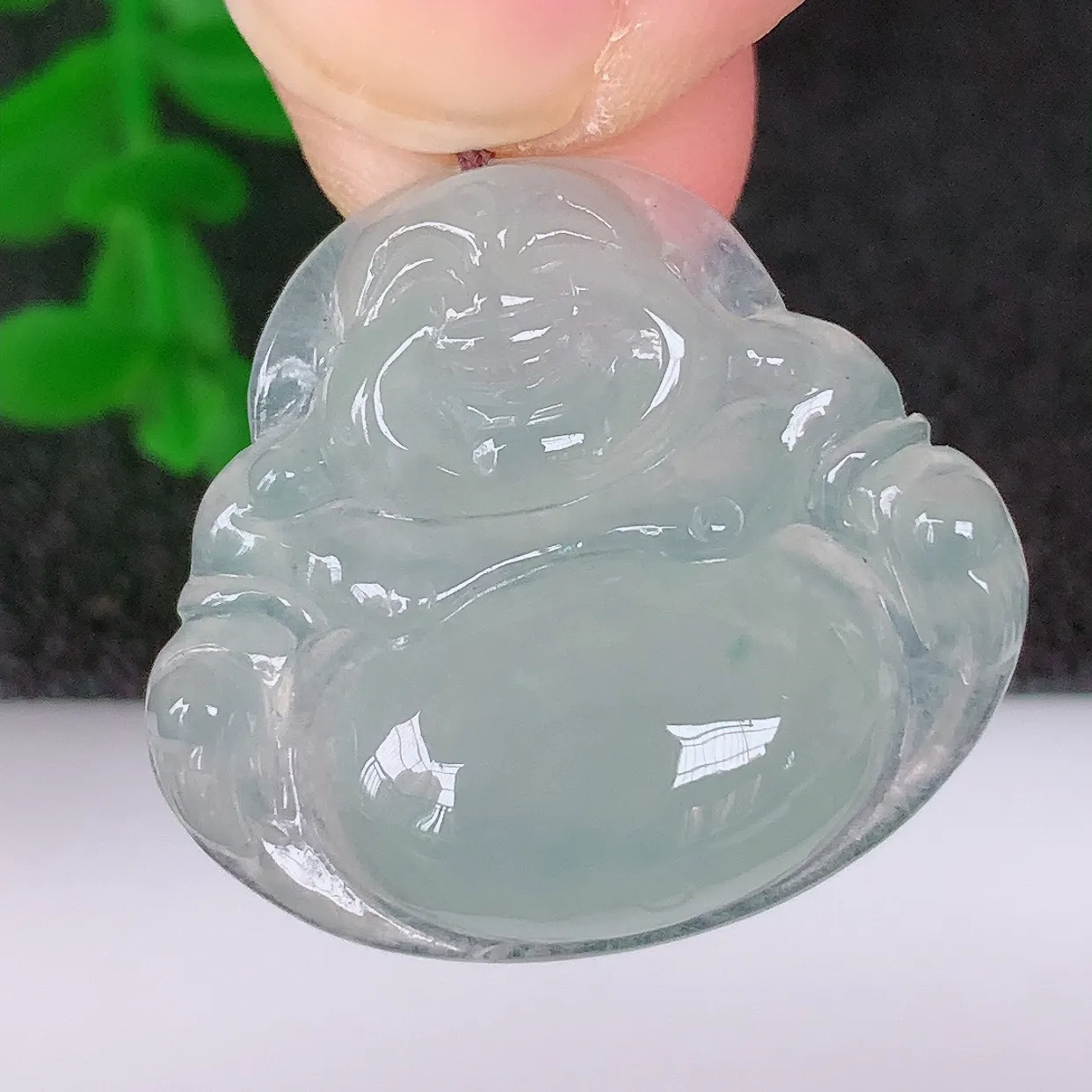 自然光实拍，冰润冰种翡翠佛公吊坠，饱满， 佛公亦保平安，寓意有福（佛公）相伴，配戴优雅迷人！#57.1