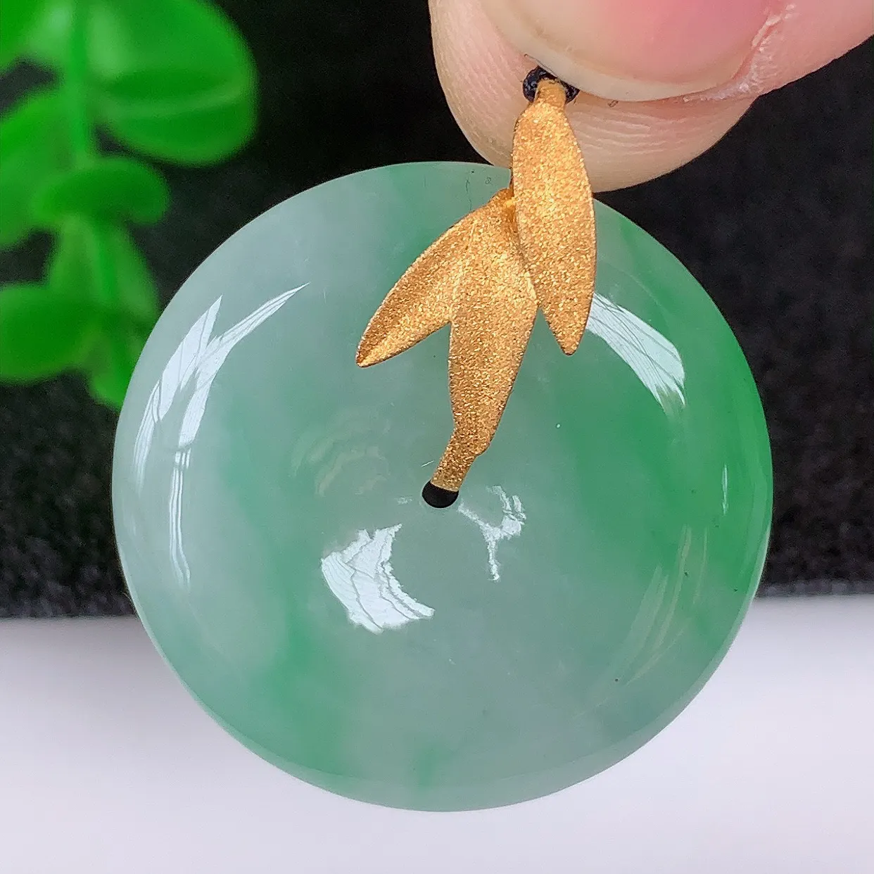 自然光实拍，18K金镶嵌水润冰种飘绿翡翠平安扣吊坠，翡翠平安扣，冰润光泽，寓意平平安安，平安扣佩戴时尚漂亮！#1.1整体28*24.5*6.5裸石24.5*24.5