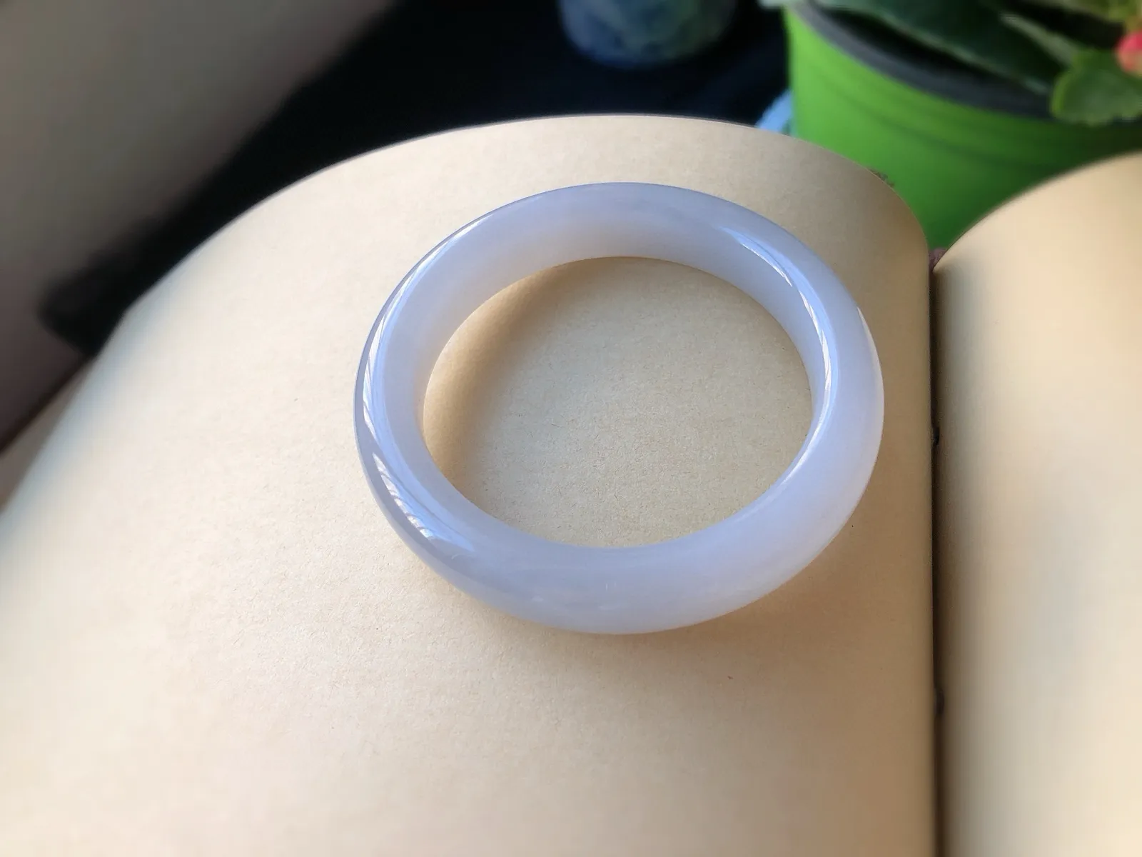 圈口55  尺寸12.8*9.5    超美的和田玉紫罗兰手镯，平安镯，冰紫料，料子细腻，超级有韵味，无黑裂。