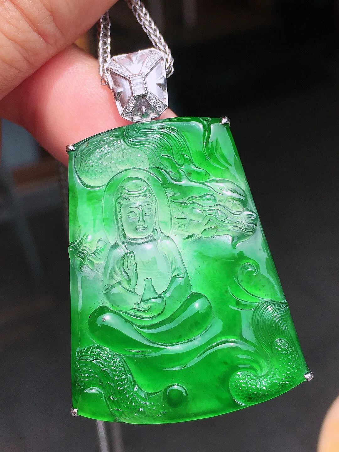 飘绿【神龙护主，观音】吊坠，色泽艳丽，玉质细腻，荧光感超
强，饱满水润，气质满满。18k
金豪华镶嵌