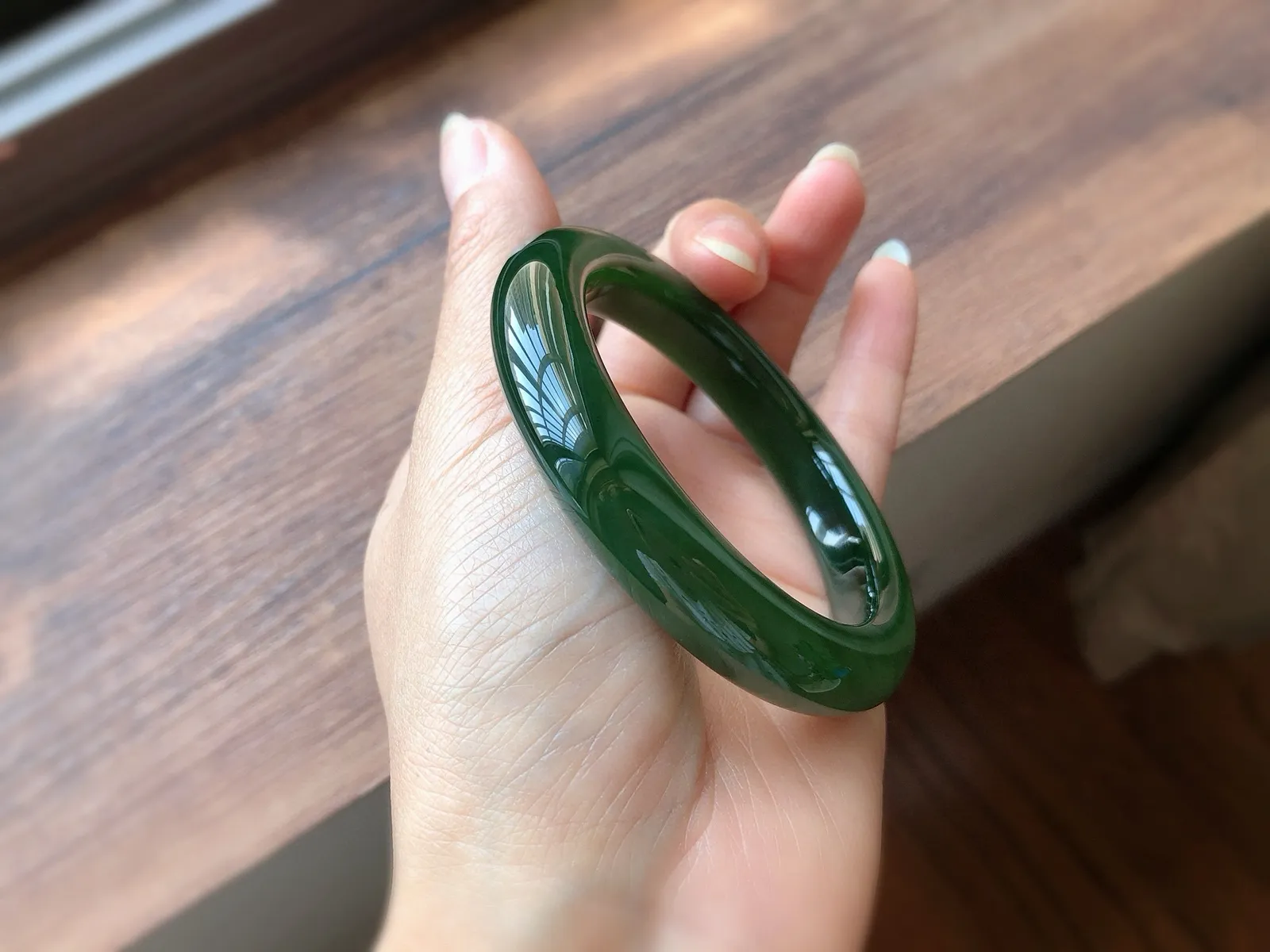 圈口55  尺寸11.8*10，天然和田玉 碧玉手镯，正装，老坑料 色辣绿，质地温润