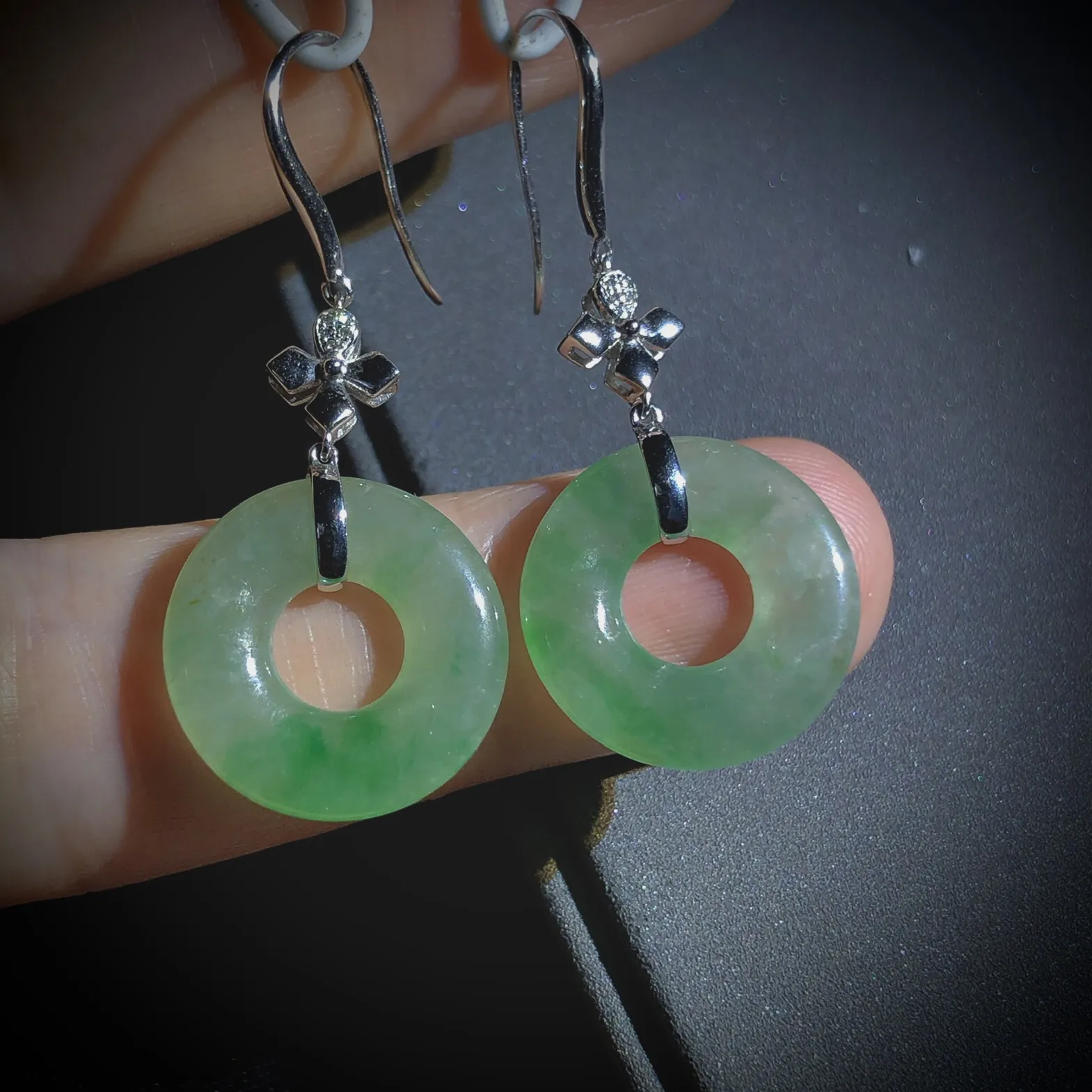 绿花甜甜圈平安扣子。
裸石约17-3mm，
18K金，南非钻