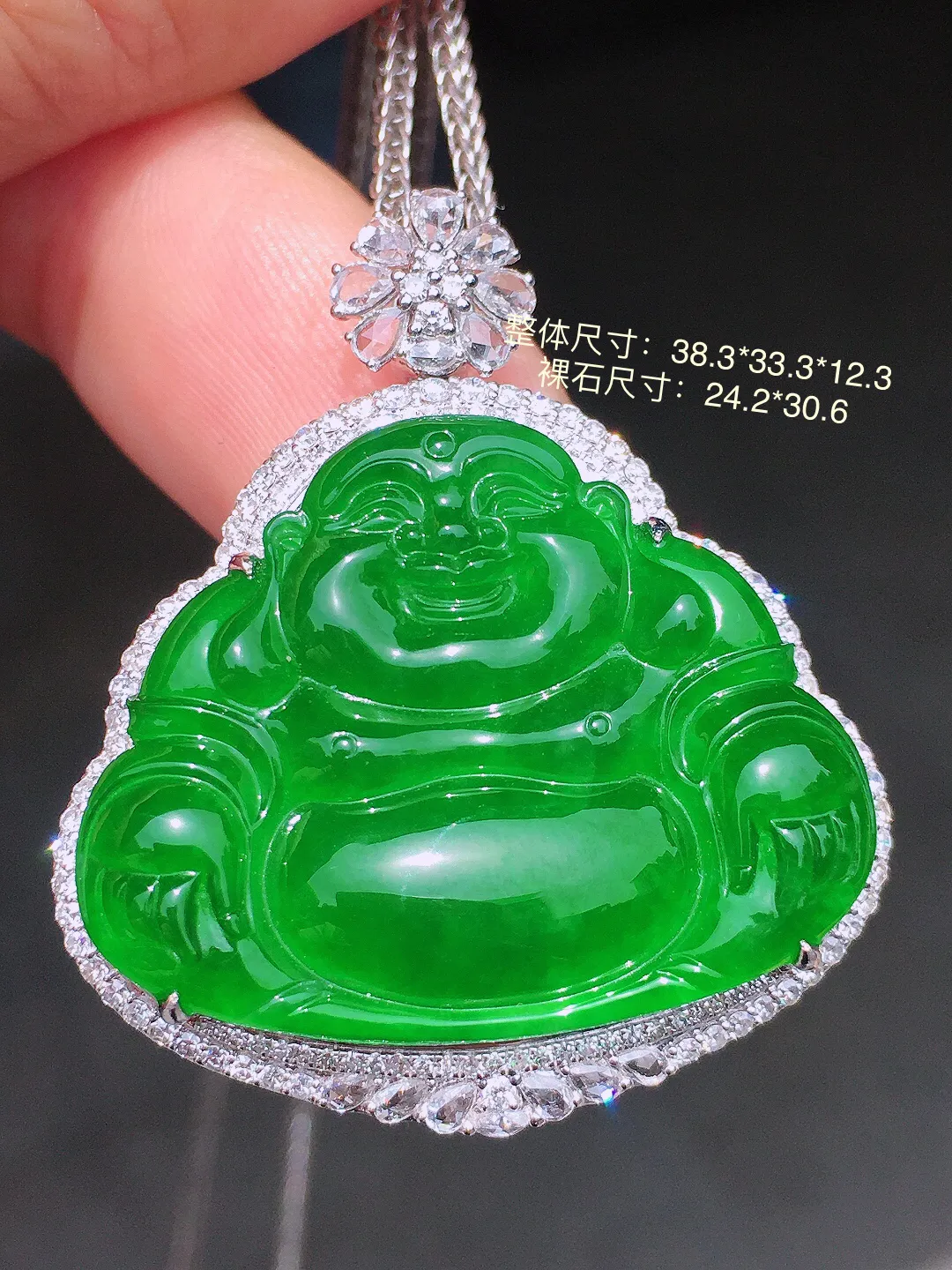 满绿佛公吊坠，色泽均匀浓郁，玉质细腻，荧光感超
强，饱满水润，气质满满。18k
金豪华镶嵌