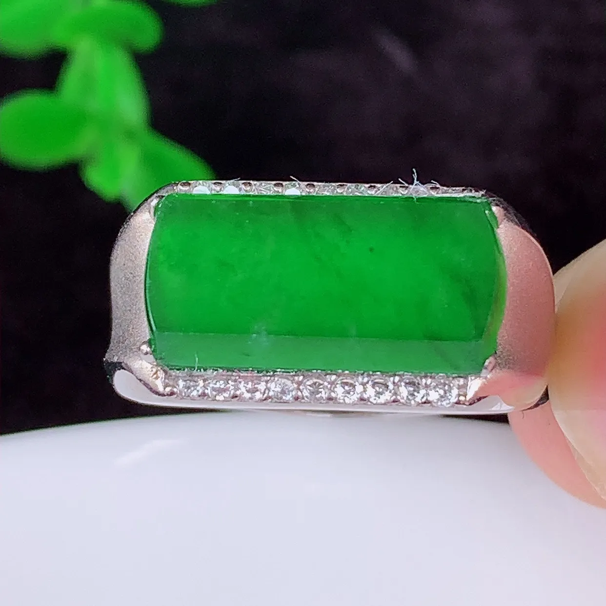 冰透满绿翡翠925银镶嵌马鞍戒指，自然光实拍，翠色灵动，颜色漂亮，种老水足，品相佳，佩戴佳品！#97.1内径18*圈口16*整体24.5*5裸石15.8*7.5（圈口可调大小）