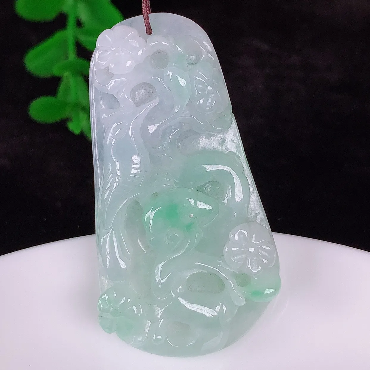 自然光实拍，冰润冰糯种飘绿翡翠喜上眉梢吊坠，花开富贵，种老水足，翠色灵动，寓意美好，佩戴时尚出众！#57.1
