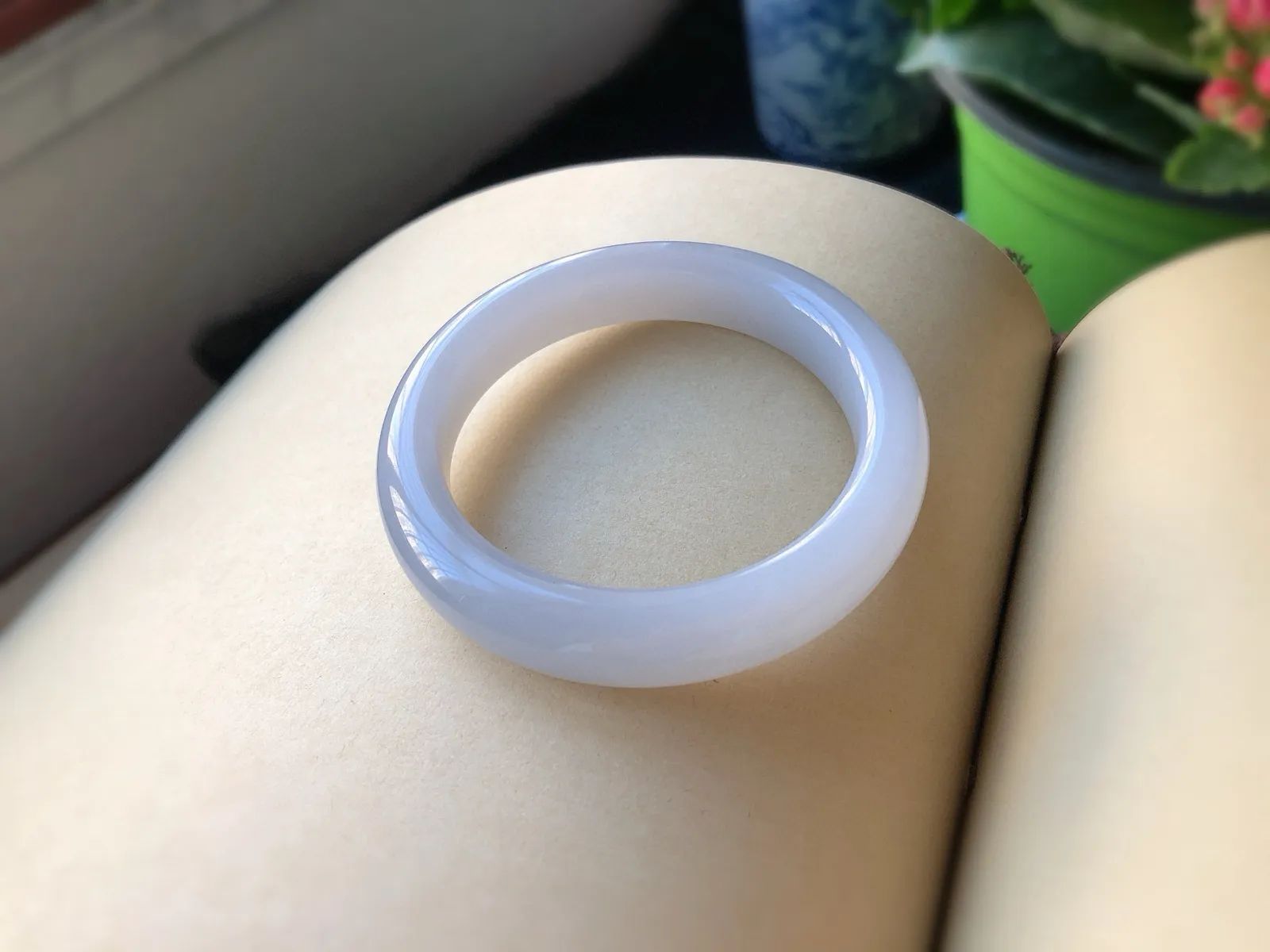 圈口55  尺寸12.8*9.5    超美的和田玉紫罗兰手镯，平安镯，冰紫料，料子细腻，超级有韵味，无黑裂。