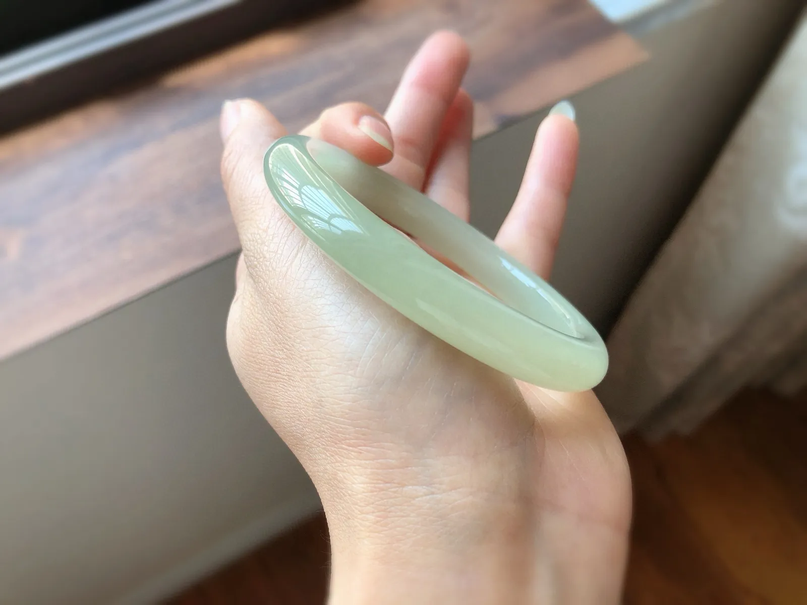圈口60.3  尺寸10*8.8  冰晴水 美玉镯 精致和田玉 料子冰润细腻，超有存在感，又润又细腻