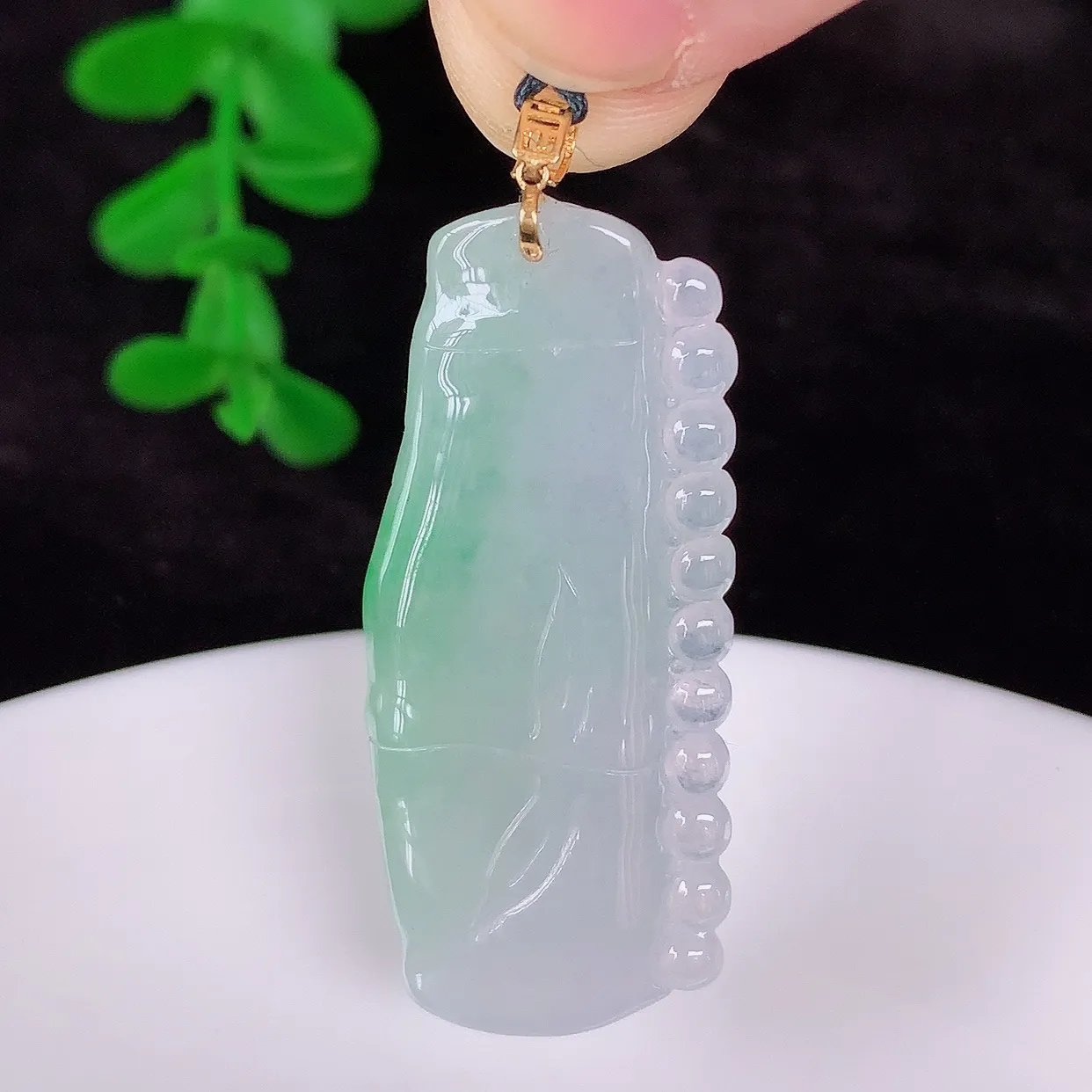 自然光实拍，18K金镶嵌冰飘绿翡翠竹节吊坠。竹节寓意“节节高，官运亨通，前程似锦，水润莹泽，清秀高雅，佩戴精美！#41.1