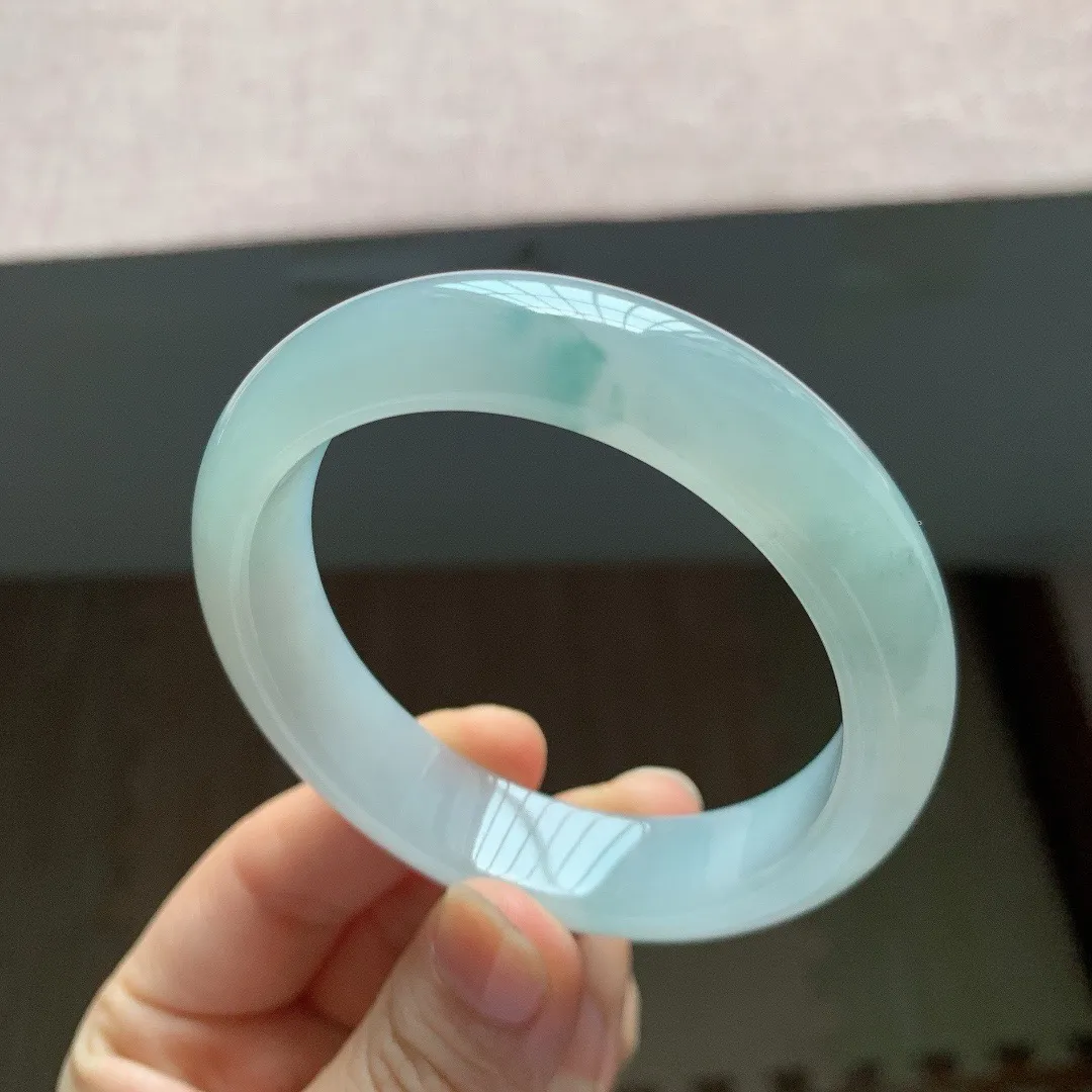 55圈口。自然光实拍，老坑冰胶飘花正圈翡翠手镯，尺寸:55-13.5-8mm，重量60.38g