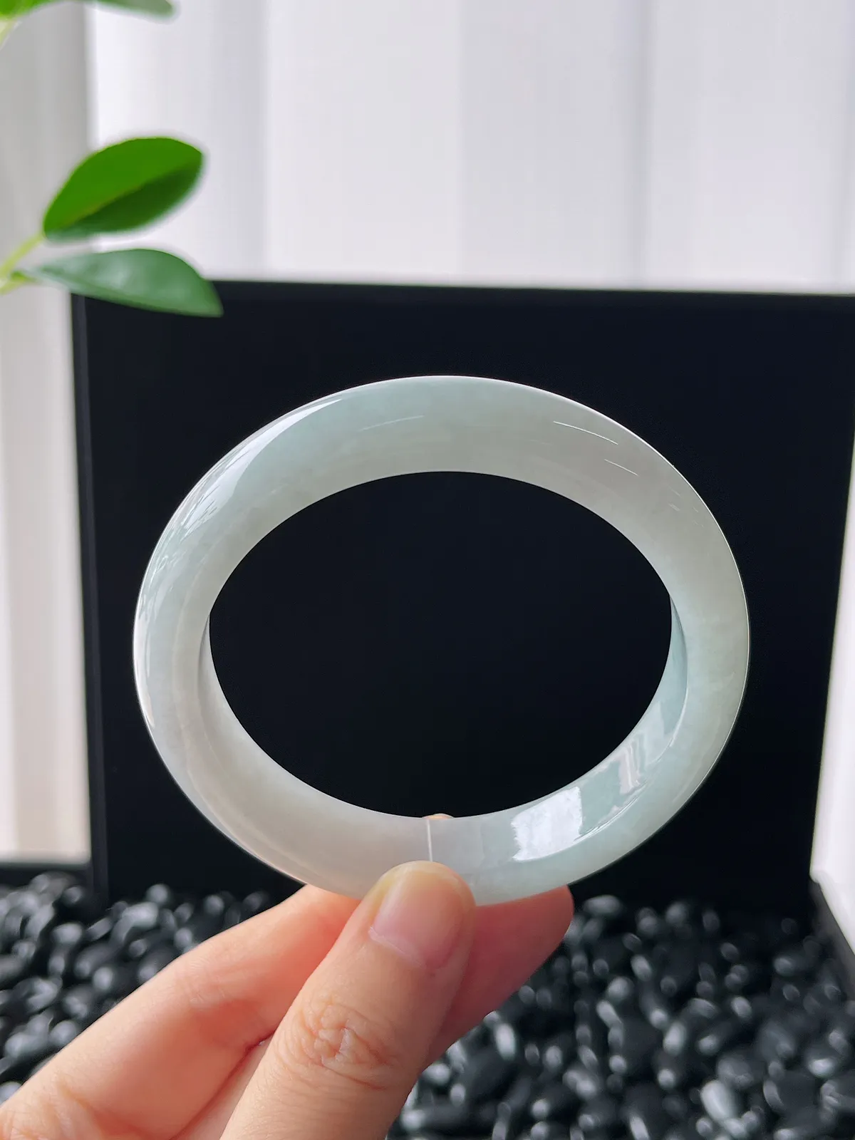 正圈58圈口，冰润细腻，翡翠正圈
