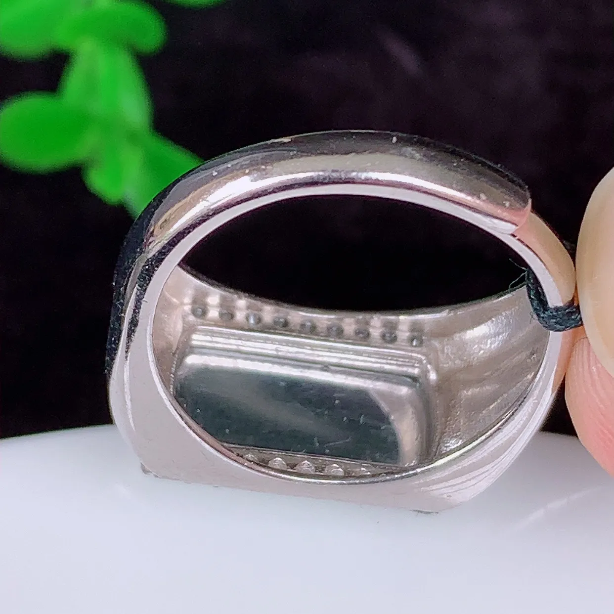 冰透满绿翡翠925银镶嵌马鞍戒指，自然光实拍，翠色灵动，颜色漂亮，种老水足，品相佳，佩戴佳品！#97.1内径18*圈口16*整体24.5*5裸石15.8*7.5（圈口可调大小）