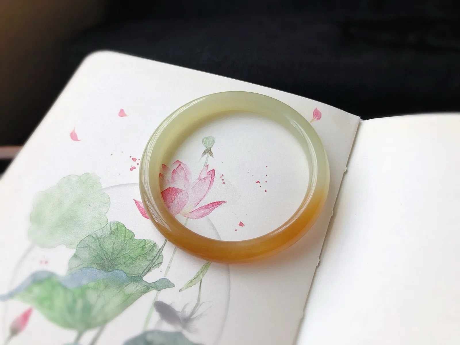 圈口55.3 尺寸7.7*7.3
和田玉手镯，嫩糖半山水，老坑料 ， 料子油润，密度是杠杠的好。