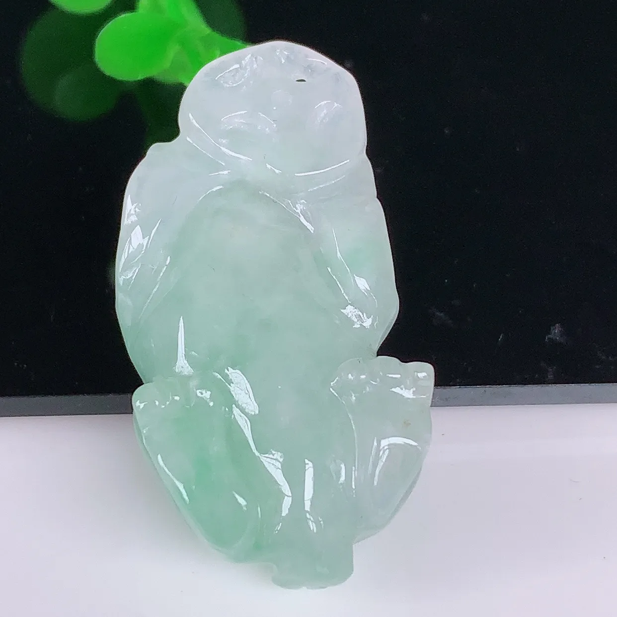 自然光实拍 冰润冰糯种飘绿翡翠生肖兔子吊坠，种老水足，翠色灵动，寓意美好，佩戴时尚出众！#41.1