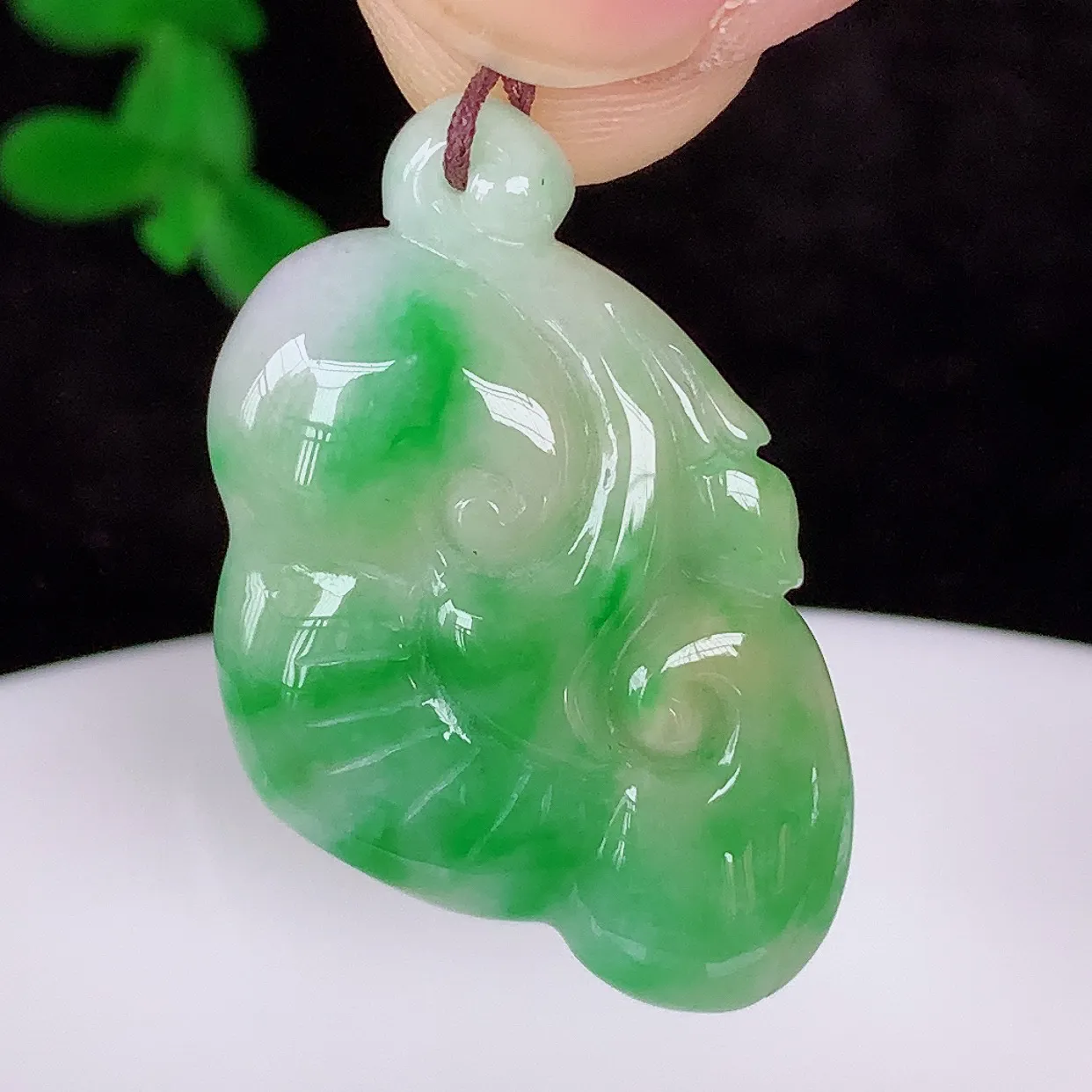 自然光实拍，冰润冰糯种双彩黄加绿飘阳绿翡翠如意吊坠，翡翠如意，上身效果非常美，饱满大气，工艺美，万事