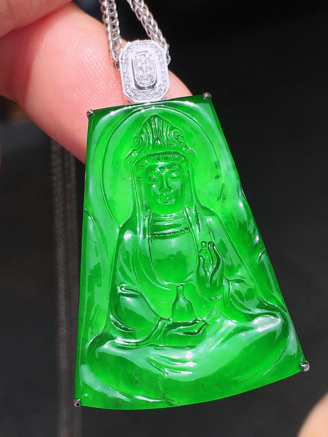 阳绿观音吊坠，色泽均匀艳丽，玉质细腻，荧光感超
强，饱满水润，气质满满。18k
金豪华镶嵌