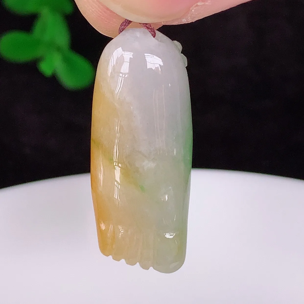 自然光实拍，冰润冰糯种双彩黄加绿翡翠知足常乐吊坠，种老水足，翠色灵动，寓意美好，佩戴时尚出众！#87.1
