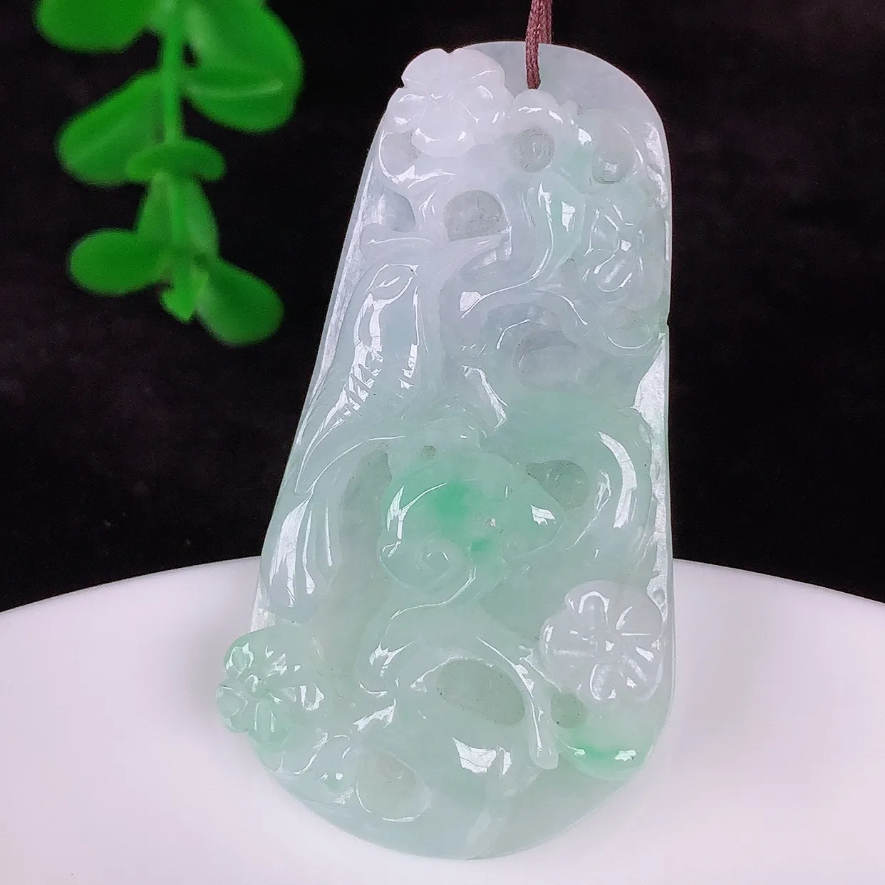 自然光实拍，冰润冰糯种飘绿翡翠喜上眉梢吊坠，花开富贵，种老水足，翠色灵动，寓意美好，佩戴时尚出众！#57.1