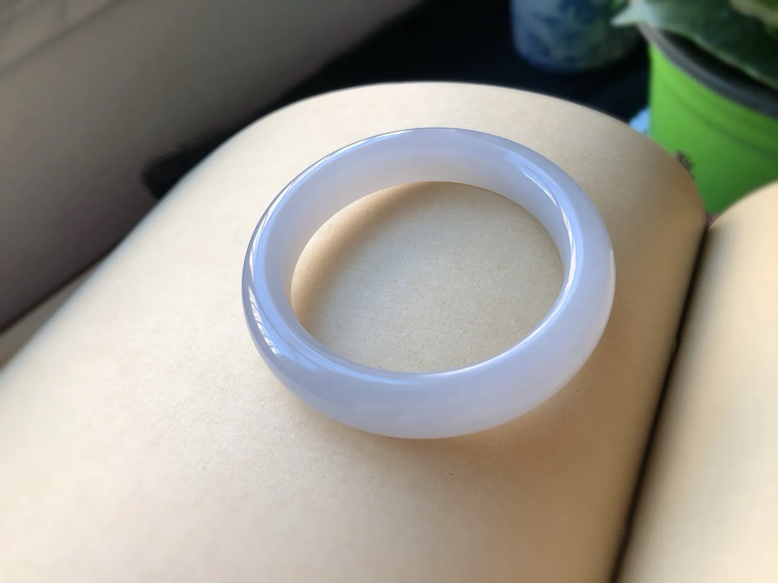 圈口55  尺寸12.8*9.5    超美的和田玉紫罗兰手镯，平安镯，冰紫料，料子细腻，超级有韵味，无黑裂。