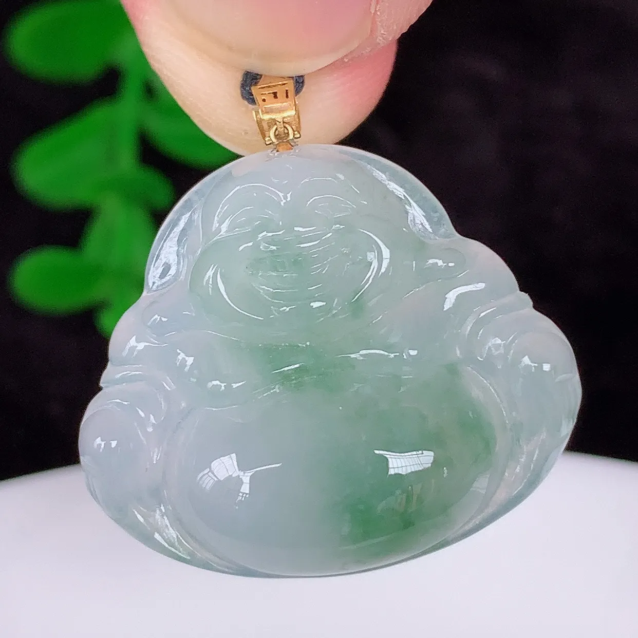 自然光实拍，18K金镶嵌冰飘绿花翡翠佛公吊坠，冰透饱满， 佛公亦保平安，寓意有福（佛公）相伴，品相佳，配戴优雅迷人！#49.1