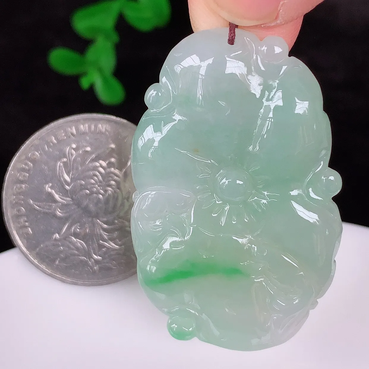 自然光实拍，冰糯种飘阳绿翡翠荷叶鱼、和和美美玉坠，财源广进，自然隐逸、荷本是素不着尘之物，有和美之寓意。#41.1