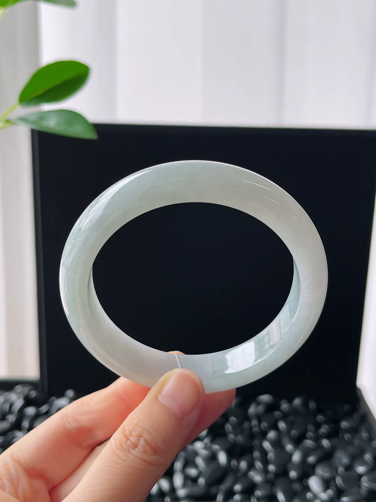 正圈58圈口，冰润细腻，翡翠正圈