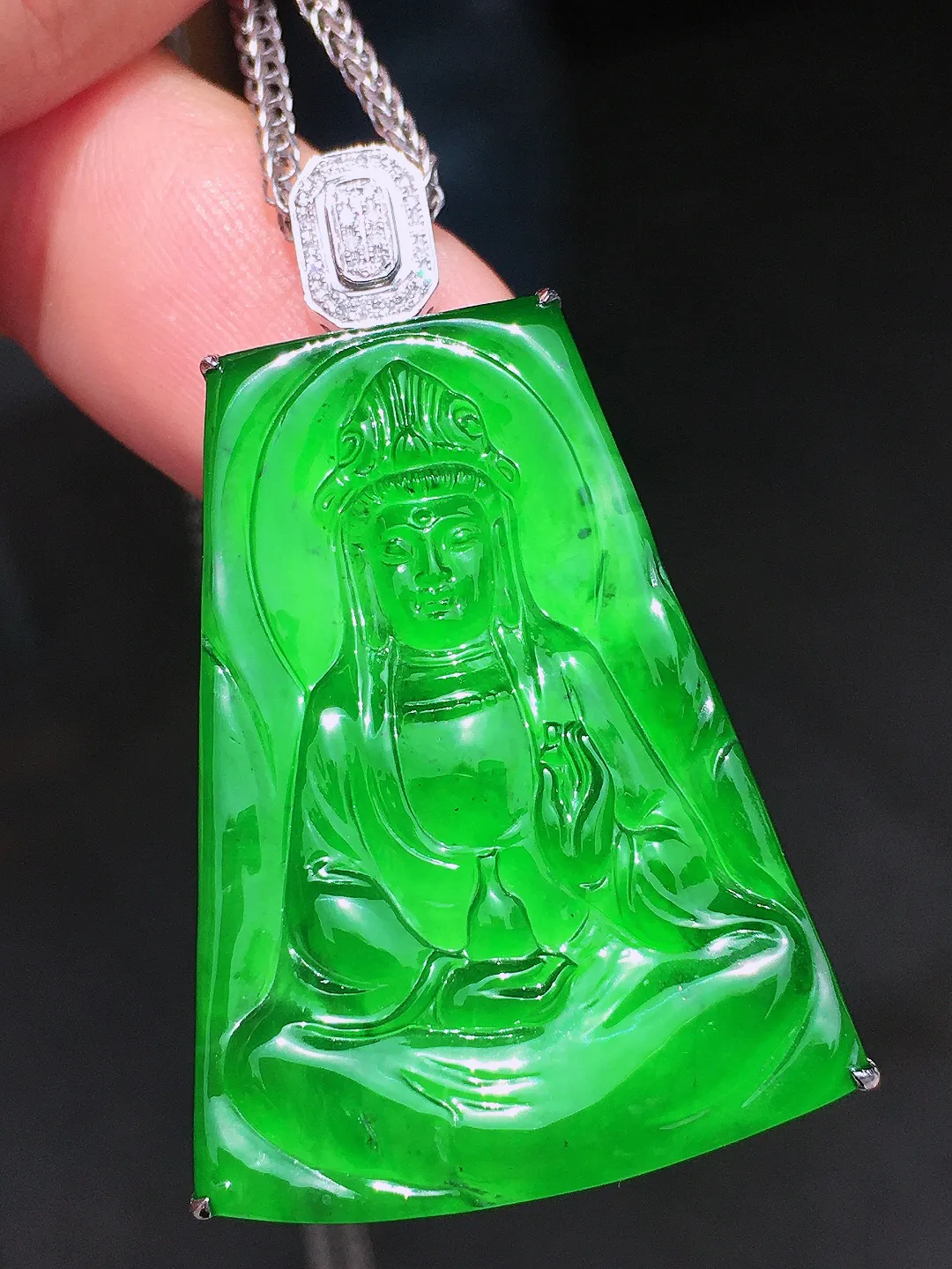 阳绿观音吊坠，色泽均匀艳丽，玉质细腻，荧光感超
强，饱满水润，气质满满。18k
金豪华镶嵌
