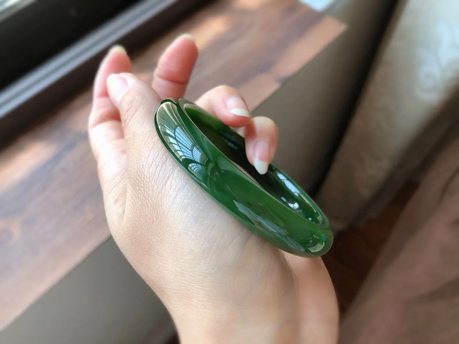 圈口59  尺寸11.5*8.5，天然和田玉 碧玉手镯，正装，老坑料 色辣绿，质地温润