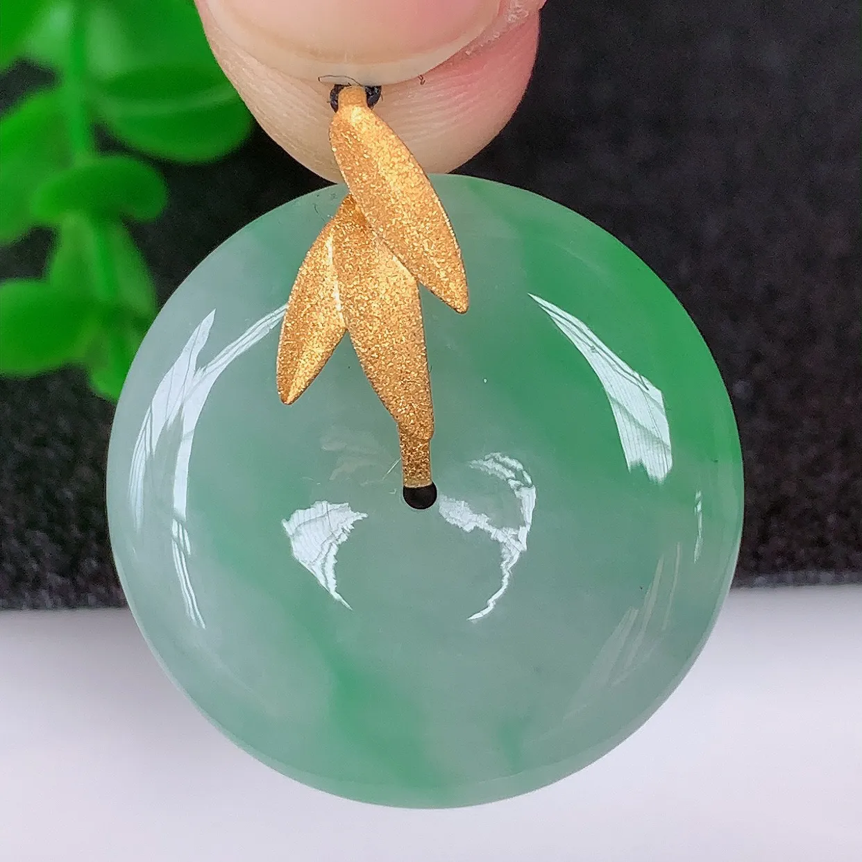 自然光实拍，18K金镶嵌水润冰种飘绿翡翠平安扣吊坠，翡翠平安扣，冰润光泽，寓意平平安安，平安扣佩戴时尚漂亮！#1.1整体28*24.5*6.5裸石24.5*24.5