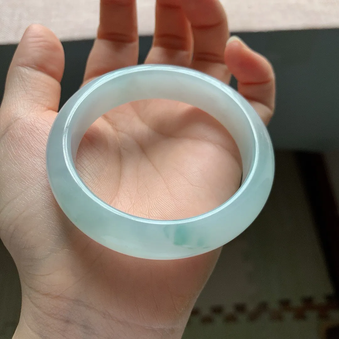 55圈口。自然光实拍，老坑冰胶飘花正圈翡翠手镯，尺寸:55-13.5-8mm，重量60.38g