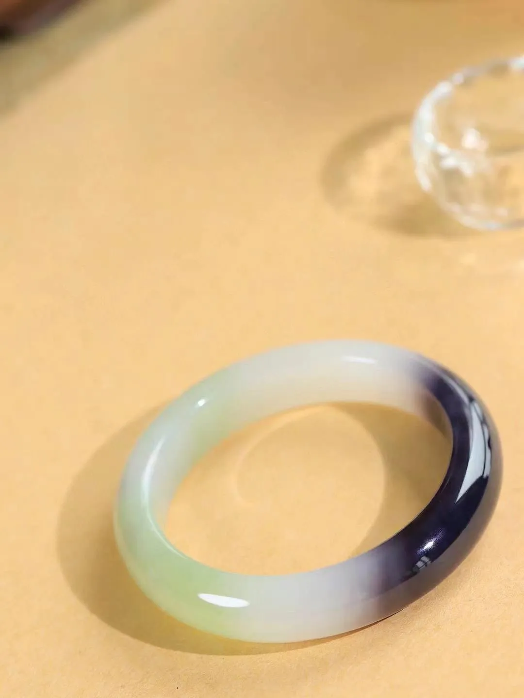 【花样年华·手镯】

珍藏级臻品️和田玉三色手镯，质地油润细腻，色泽高贵典雅，镯型古朴典雅。在诗情画意的雨巷相遇，你是我腕间的一抹风情，有你眸有深情，清风荡漾湖间静水，我愿俯身低眉，在烟波涟漪处，寻你深情倩影。内径55.5mm尺寸13.2-9.2mm 重60.5克。fDA-3660388