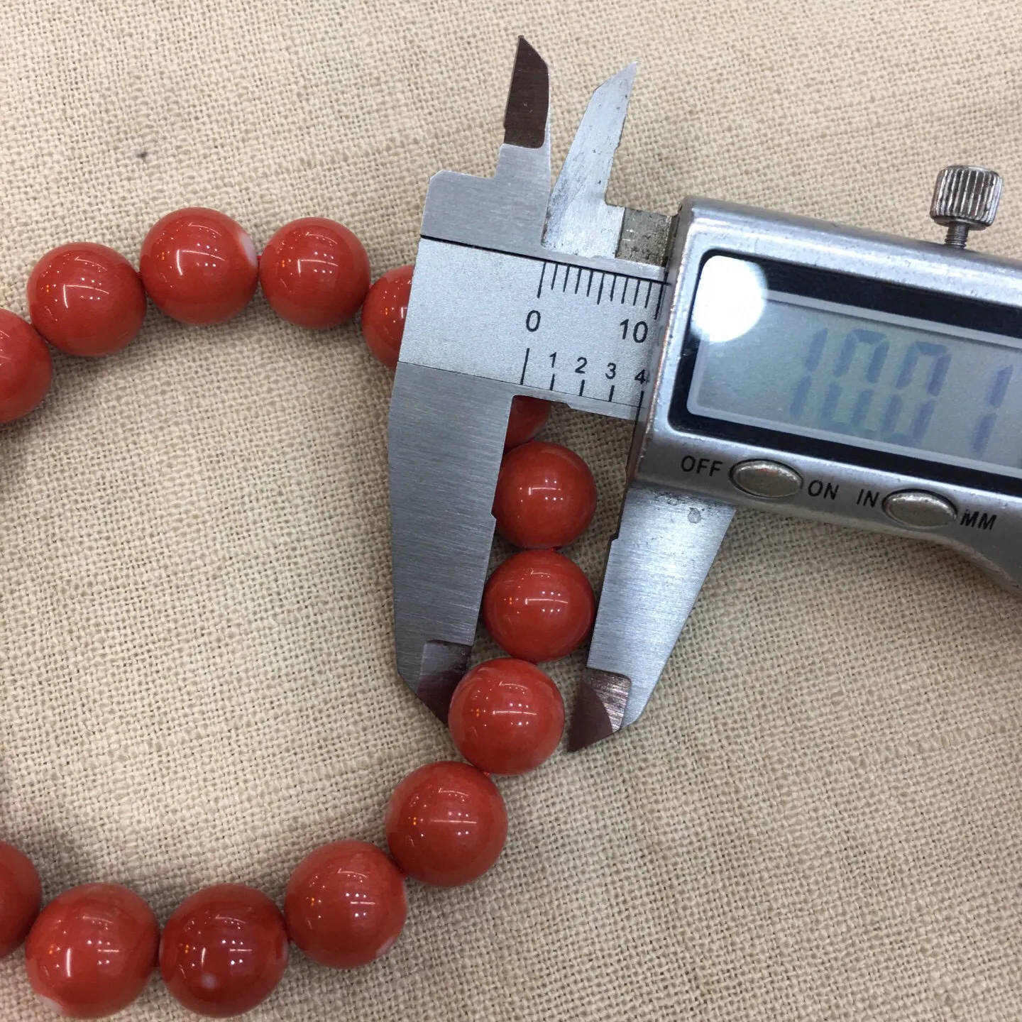 【天然莫莫一色足10mm大圆珠单手串】天然无添加无优化，台湾产地，莫莫材料，莫莫一色，裸石尺寸约为10.44-10.01mm，重量为26.27克。珊瑚自古为佛教珍宝，深海里千年生长的有机宝石，色泽喜人，质地莹润，少白芯。具有收藏价值！