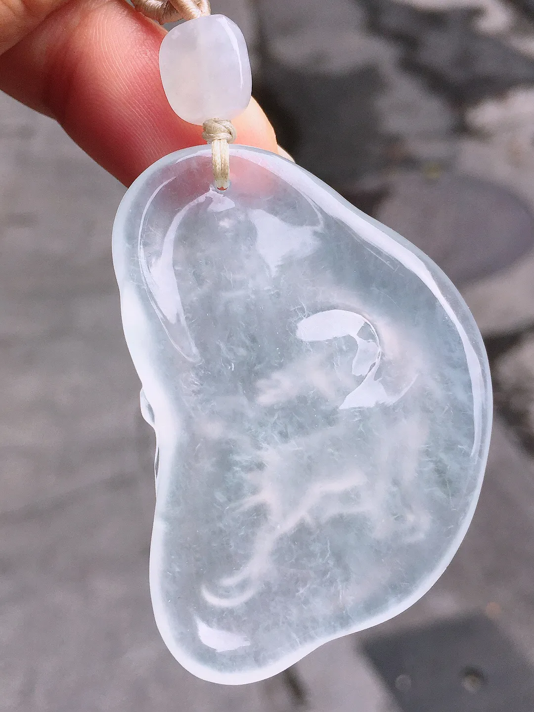 冰种🦌鹿吊坠，玉质细腻，荧光感超
强，饱满水润，气质满满。