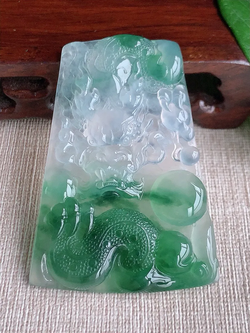 a货翡翠老坑高冰种飘花龙牌吊坠 尺寸61.6×42.4×5.8mm 重量30.72g 0603