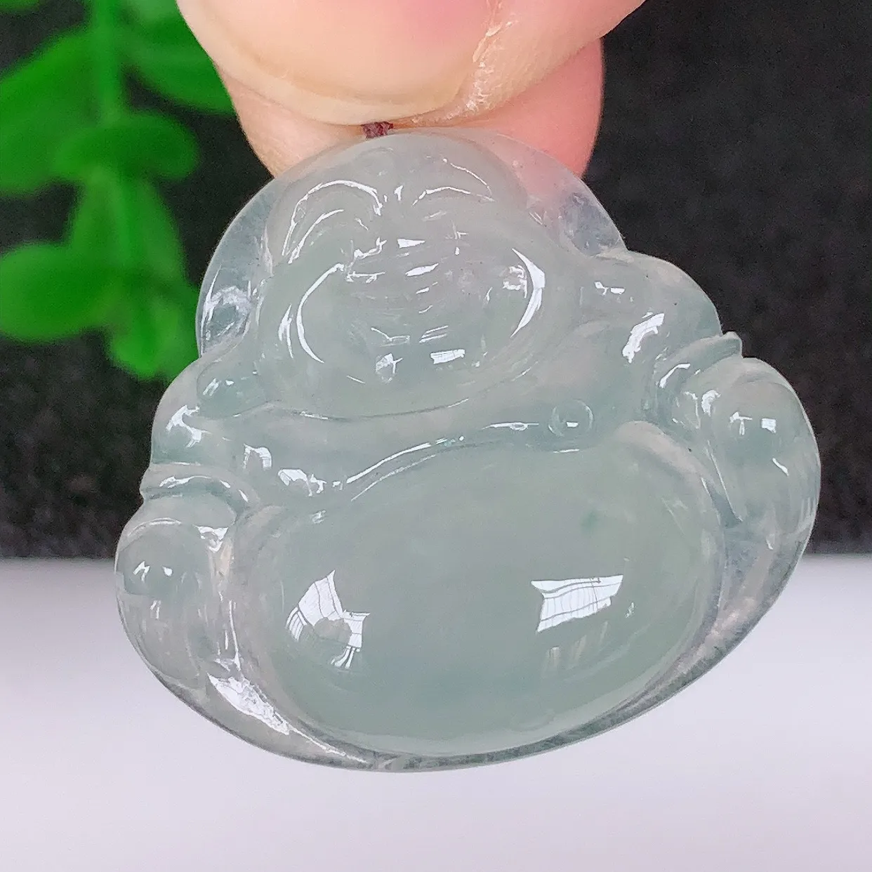 自然光实拍，冰润冰种翡翠佛公吊坠，饱满， 佛公亦保平安，寓意有福（佛公）相伴，配戴优雅迷人！#57.1