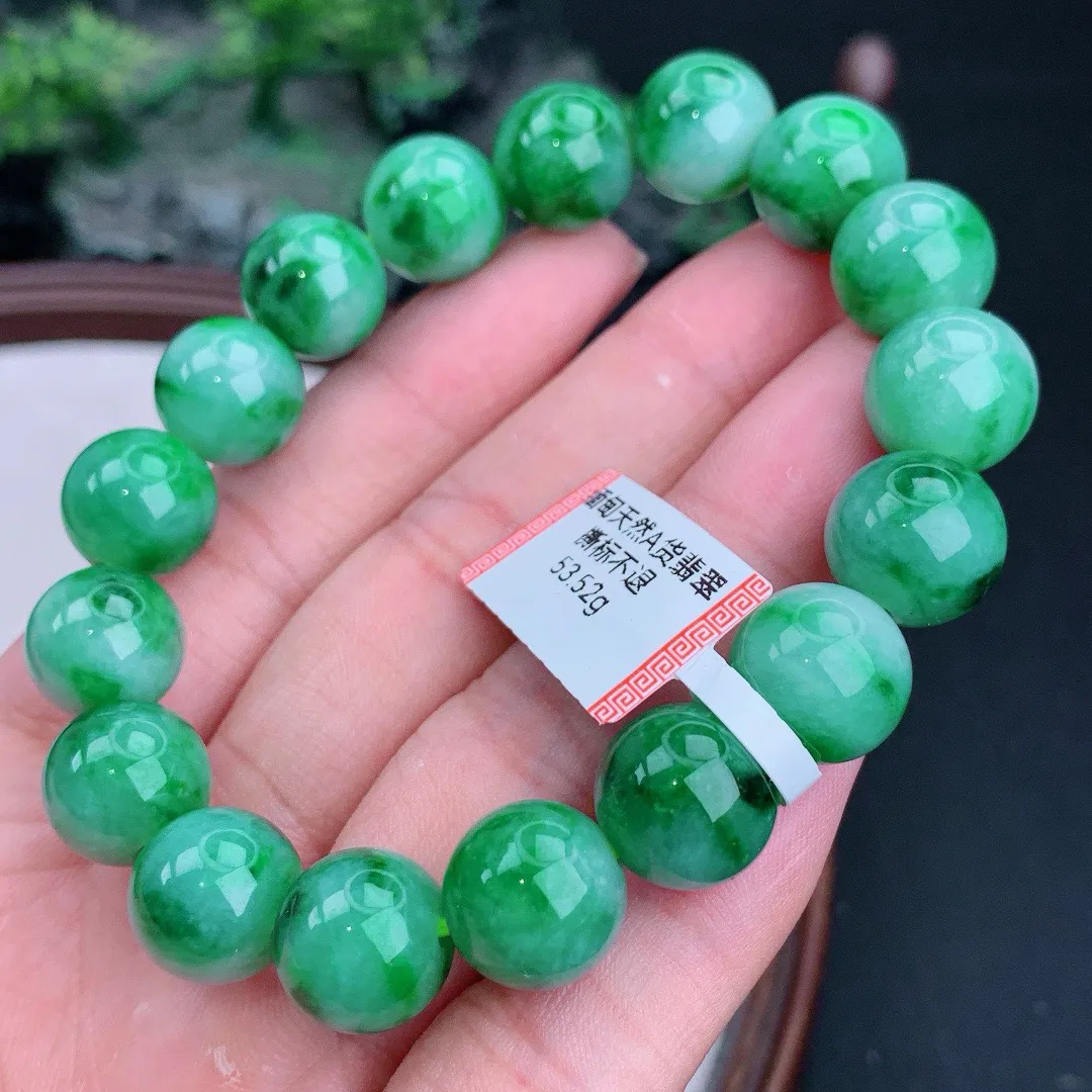 缅甸天然A货翡翠满绿圆珠手串
尺寸12mm  重53.52g