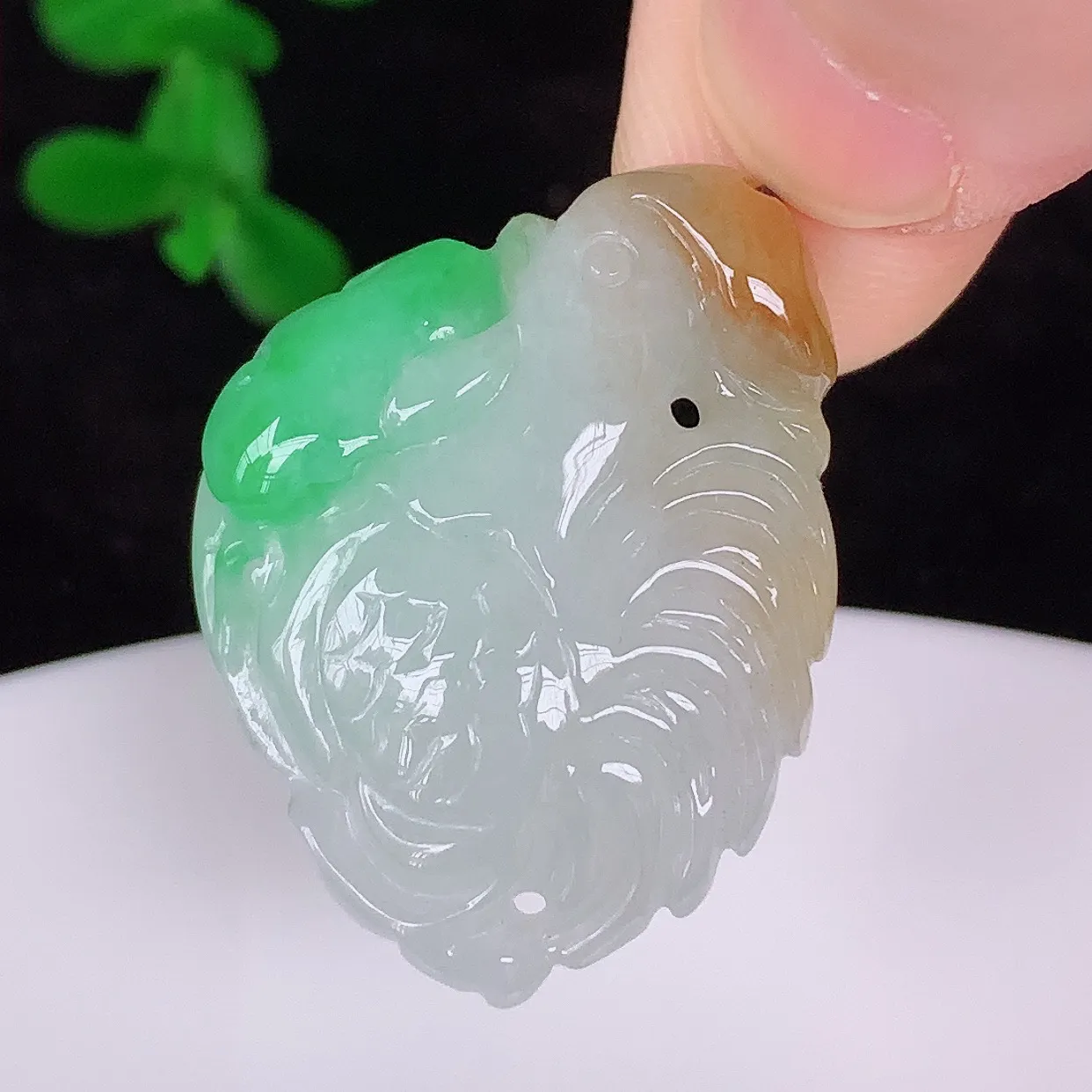 自然光实拍，冰润冰糯种双彩黄加绿翡翠生肖鸡吊坠，种老水足，翠色灵动，寓意美好，佩戴时尚出众！#87.1