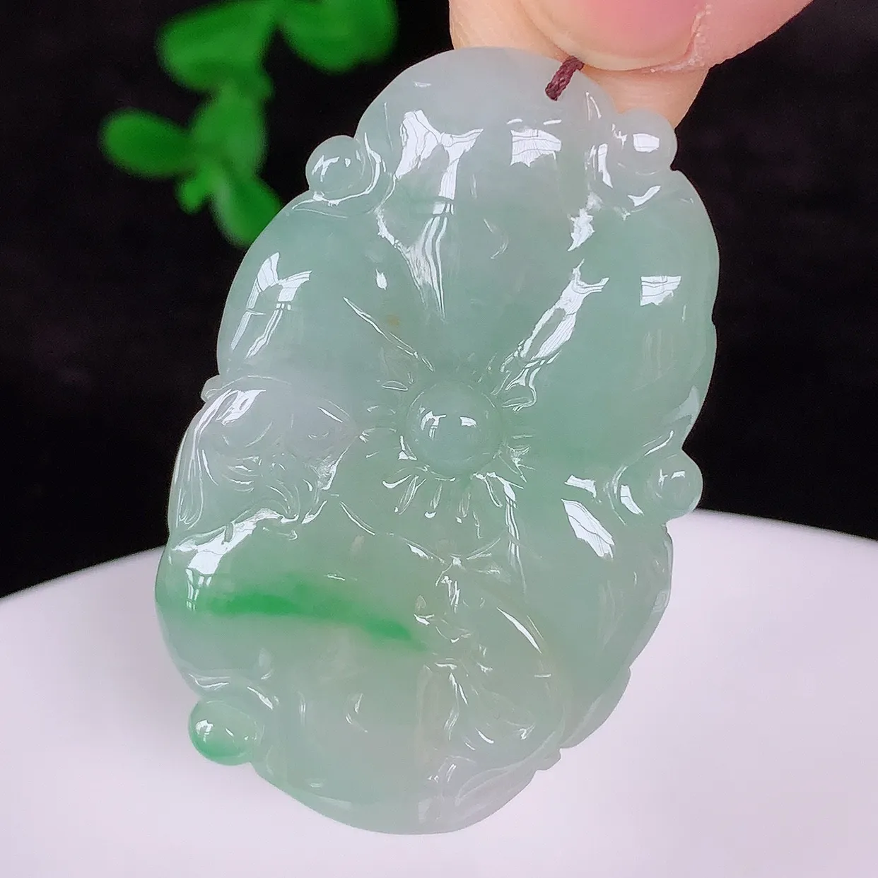 自然光实拍，冰糯种飘阳绿翡翠荷叶鱼、和和美美玉坠，财源广进，自然隐逸、荷本是素不着尘之物，有和美之寓意。#41.1